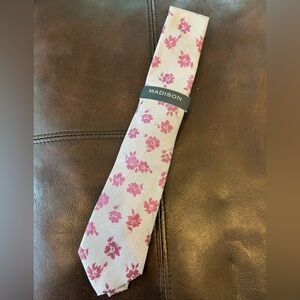 NWT Madison Men’s Gray and Pink Floral Patterned Tie